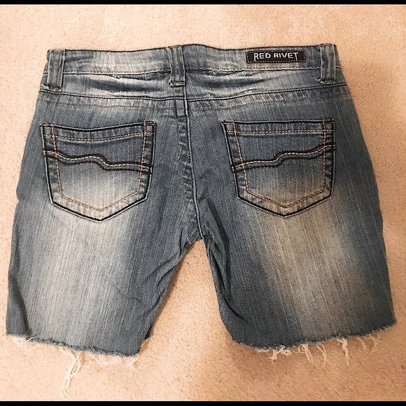 EUC DENIM SHORTS THE STYLE IS WHAT MAKES THEM!!!💕 - Picture 2 of 5